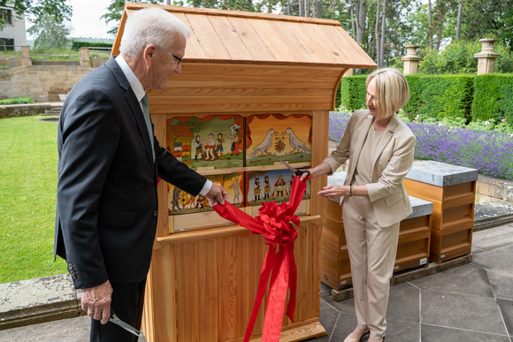 Artenschutz Slowenischer Bienenstock für den Park der Villa Reitzenstein Sloweniens Generalkonsulin Dragica Urtelj (r.) überreicht Ministerpräsident Winfried Kretschmann (l.) einen traditionellen slowenischen Bienenstock.