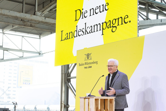 Imagekampagne Baden-Württemberg ist „THE LÄND“ Ministerpräsident Winfried Kretschmann bei der Pressekonferenz im Hafen Stuttgart