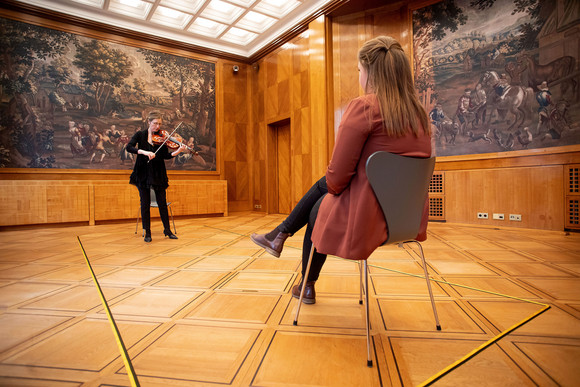 Konzert 1:1-Konzerte trotzen der Corona-Krise 1:1 Konzert im Gobelinsaal der Villa Reitzenstein (Bild: Staatsministerium Baden-Württemberg)