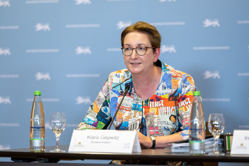 Klara Geywitz, Bundesministerin für Wohnen, Stadtentwicklung und Bauwesen, auf der Pressekonferenz der 140. Bauministerkonferenz am 23. September in Stuttgart. 