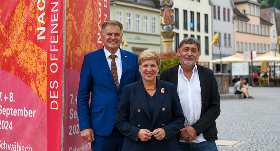 Ministerin Nicole Razavi MdL (Mitte) hat gemeinsam mit Prof. Dr. Claus Wolf (rechts), Präsident des Landesamtes für Denkmalpflege im Regierungspräsidium Stuttgart und dem Schwäbisch Gmünder Oberbürgermeister Richard Arnold (links) in einem Pressegespräch das Programm für das Denkmalwochenende vorgestellt. 