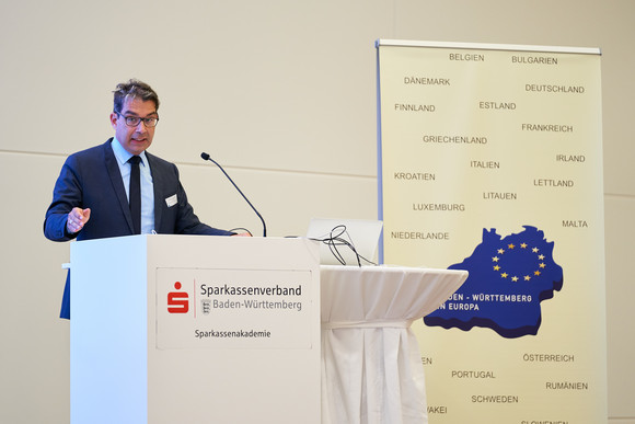 Europa Festveranstaltung „EUropa – Gestern. Heute. Morgen.“ Dr. Andre Baumann, Staatssekretär im Ministerium für Umwelt, Klima und Energiewirtschaft Baden-Württemberg, hält eine Rede.