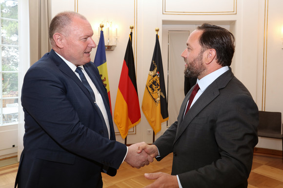 Besuch Hassler empfängt Botschafter von Moldau Staatssekretär Florian Hassler (rechts) und der Botschafter der Republik Moldau, Aureliu Ciocoi (links), geben sich die Hand.