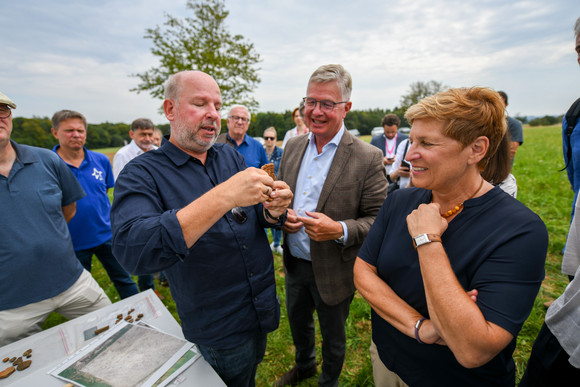 Ministerin Nicole Razavi MdL besucht die Ausgrabungen am Heidengraben bei Erkenbrechtsweiler