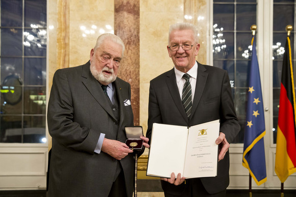 Auszeichnung Große Staufermedaille in Gold für Herzog Carl von Württemberg Ministerpräsident Winfried Kretschmann (r.) und Carl Herzog von Württemberg (l.)