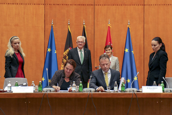 Delegationsreise Kretschmann besucht Südosteuropa Staatssekretärin Theresa Schopper (v.l.) und Staatssekretär Stevan Nikčević (v.r.) unterzeichnen am 17. April 2018 in Belgrad das Protokoll der Gemischten Regierungskommission Baden-Württemberg/Serbien, dahinter stehen Ministerpräsident Winfried Kretschmann (h.l.) und die serbische Ministerpräsidentin Ana Brnabić (h.r.)