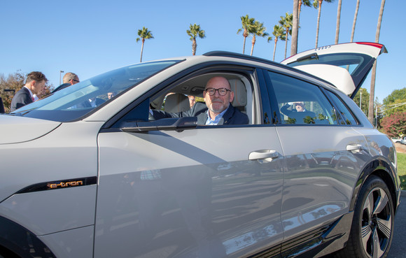 Delegationreise Kretschmann reist nach Kalifornien und Ontario Minister Winfried Hermann sitzt in einem Audi E-Tron. (Bild: Staatsministerium Baden-Württemberg)