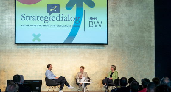 Gesprächsrunde mit Moderator Rainer-Maria Ilg (l.), Nicole Razavi (M.), Ministerin für Landesentwicklung und Wohnen, und Dr. Nicole Hoffmeister-Kraut (r.), Ministerin für Wirtschaft, Arbeit und Wohnungsbau 