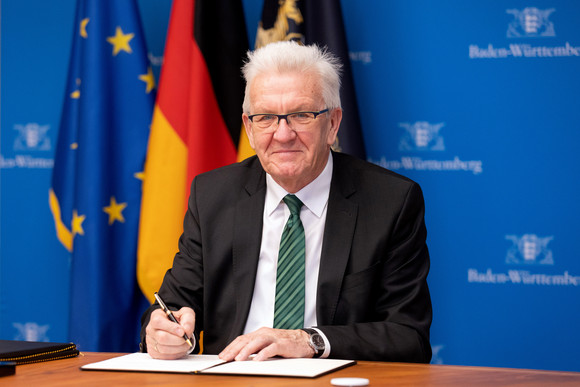 Vertragsunterzeichnung Schutz jüdischer Einrichtungen und Abwehr von Antisemitismus Ministerpräsident Winfried Kretschmann (l.) bei der Vertragsunterzeichnung
