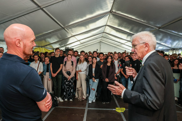 Innovationsoffensive Auftakt der Luft- und Raumfahrtstrategie des Landes Ministerpräsident Winfried Kretschmann (rechts) und ESA-Astronaut Dr. Alexander Gerst (links) im Gespräch vor Studierenden..