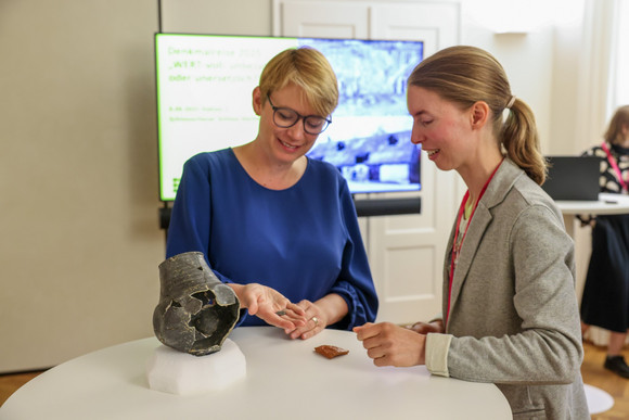 Die Denkmalreise startete Staatssekretärin Lindlohr am zweiten Tag in Eberdingen-Hochdorf, wo am Schlossgut Hochdorf historische Bausubstanz mit großer Sorgfalt in eine neue Nutzung überführt wird.