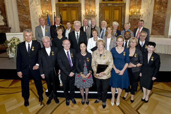 Auszeichnung Verdienstorden des Landes an 22 verdiente Persönlichkeiten Gruppenbild mit Ministerpräsident Winfried Kretschmann (M.) und den Ordensprätendenten
