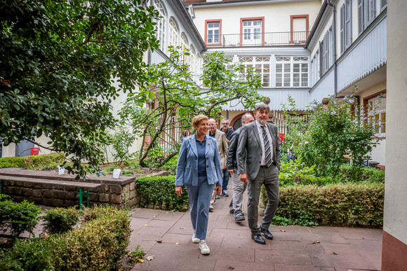 Ministerin Nicole Razavi MdL (links) bei der Nacht des offenen Denkmals in Mannheim