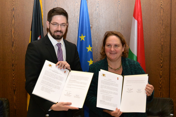Europa Baden-Württemberg und Ungarn bauen Zusammenarbeit aus Der ungarische Staatssekretär für Wirtschaftsdiplomatie, Levente Magyar (l.) und Staatssekretärin Theresa Schopper (r.)