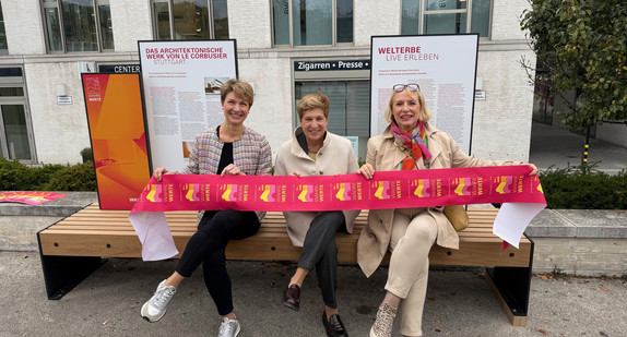 v.l.: Dr. Alexandra Sußmann, Bürgermeisterin für Soziales, Gesundheit und Integration der Stadt Stuttgart, Nicole Razavi MdL, Ministerin für Landesentwicklung und Wohnen, und Sabine Mezger, Bezirksvorsteherin von Stuttgart-Nord, weihen die WahreWunderBänke in der Weissenhofsiedlung in Stuttgart ein.