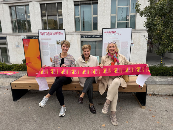 Welterbe Land weiht WahreWunderBänke in Stuttgart ein v.l.: Dr. Alexandra Sußmann, Bürgermeisterin für Soziales, Gesundheit und Integration der Stadt Stuttgart, Nicole Razavi MdL, Ministerin für Landesentwicklung und Wohnen, und Sabine Mezger, Bezirksvorsteherin von Stuttgart-Nord, weihen die WahreWunderBänke in der Weissenhofsiedlung in Stuttgart ein.
