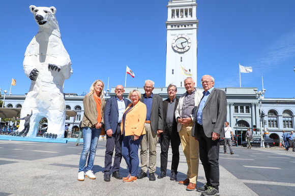 Delegationreise Kretschmann reist nach Kalifornien und Ontario Ministerpräsident Winfried Kretschmann (M.), Minister Winfried Hermann (2.v.l.) und Ministerin Theresia Bauer (3.v.l.) stehen mit Abgeordneten des Landtags vor dem Ferry Building in San Francisco. (Foto: Staatsministerium Baden-Württemberg)
