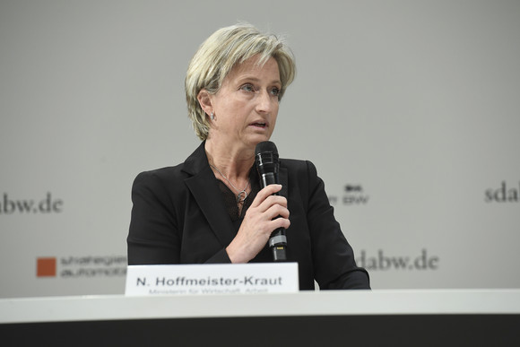Mobilität Zwischenbilanz des Strategiedialogs Automobilwirtschaft Wirtschaftsministerin Nicole Hoffmeister-Kraut (Bild: e-mobil BW / Studio KD Busch)