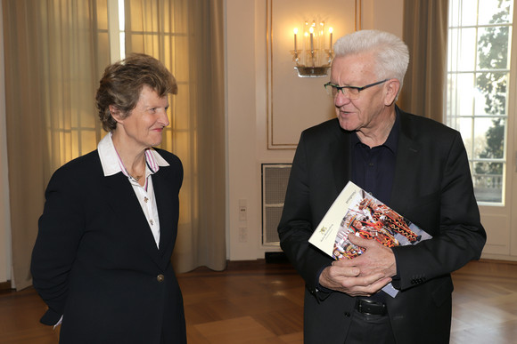 Normenkontrollrat Studie zur Bürokratieentlastung im Ehrenamt vorgestellt Die Vorsitzende des Normenkontrollrats Baden-Württemberg, Dr. Gisela Meister-Scheufelen (l.), übergibt Ministerpräsident Winfried Kretschmann (r.) eine Studie zur Bürokratieentlastung im Ehrenamt. (Bild: Staatsministerium Baden-Württemberg)