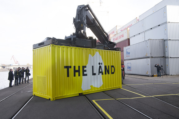 Imagekampagne Baden-Württemberg ist „THE LÄND“ Mobiler „Fän“-Shop mit der Aufschrift „THE LÄND“ in Form eines umgebauten Frachtcontainers