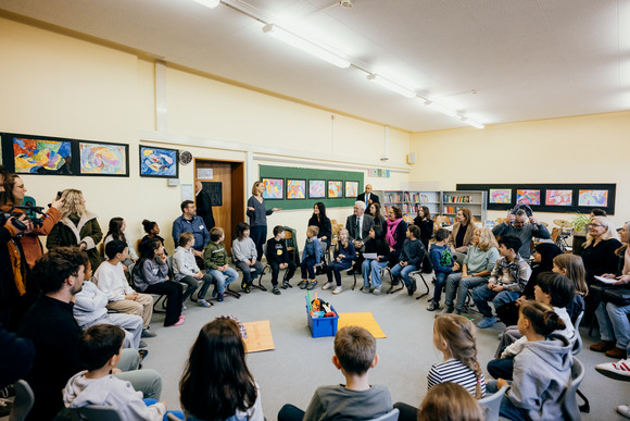Schulbesuch Austausch zu Bildungsreformen Ministerpräsident Winfried Kretschmann und Kultusministerin Theresa Schopper beim Austausch zu Bildungsreformen an der Pragschule Stuttgart