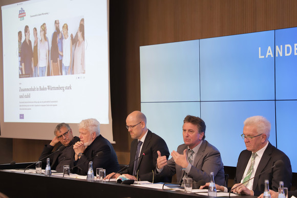 Pressekonferenz Zusammenhalt in Baden-Württemberg stark und stabil v.r.n.l.: Ministerpräsident Winfried Kretschmann, Sozial- und Integrationsminister Manne Lucha, Dr. Kai Unzicker (Bertelsmann Stiftung), Prof. Dr. Klaus Boehnke (Jacobs University, Bremen) und der stellvertretende Regierungssprecher Arne Braun bei der Regierungspressekonferenz (Bild: Staatsministerium Baden-Württemberg)