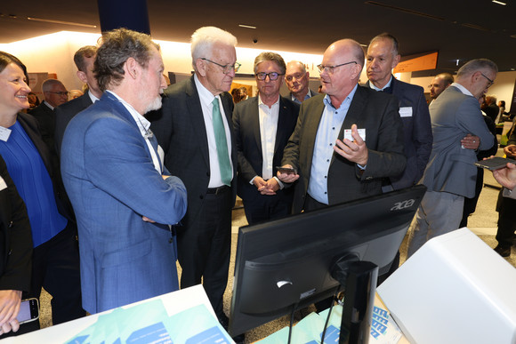 Gruppenbild mit Ministerpräsident Winfried Kretschmann und Gesundheitsminister Manne Lucha