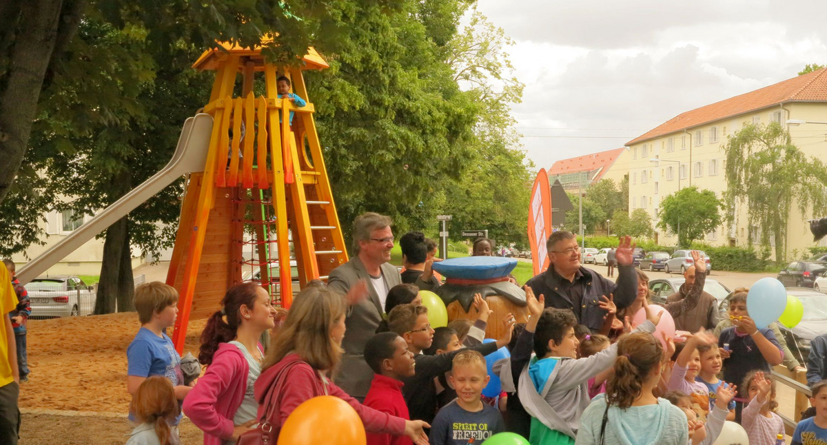 Kinder und Erwachsene auf einem Spielplatz