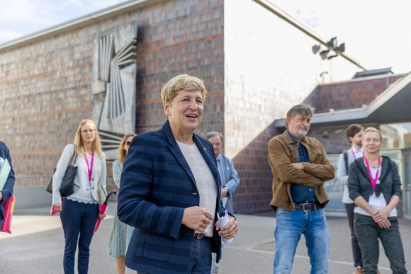 Ministerin Razavi besucht die Liederhalle in Stuttgart