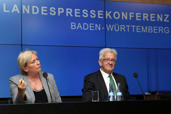 Pressekonferenz Qualitätskonzept für das Bildungssystem im Land Ministerpräsident Winfried Kretschmann (r.) und Kultusministerin Susanne Eisenmann (l.)