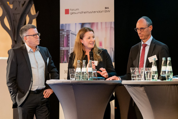 Konferenz Zwischenbilanz des Forums Gesundheitsstandort v.l.n.r.: Prof. Dr. Hagen Pfundner (Vorstand der Roche Pharma AG), Prof. Dr. rer. nat. Katja Schenke-Layland (Universität Tübingen), Bernd Rühle (Leitung Diakonie-Klinikum Stuttgart) (Foto: Staatsministerium Baden-Württemberg)