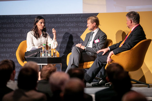 Kongress Source – Medienpolitischer Kongress der Landesregierung Talk: Podiumsgespräch mit (v.l.n.r.) Moderatorin Pinar Atalay, Ulrich Wilhelm und Dr. Paul-Bernhard Kallen (Bild: Staatsministerium Baden-Württemberg)