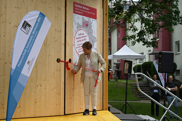 Wohnbauprojekt in Stuttgart-Rot mit über einer Million Euro gefördert Ministerin Nicole Razavi steht auf der Bühne des Reallabors Wohnen in Stuttgart-Rot