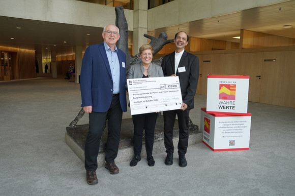 Denkmalpflege Zweite Tranche Denkmalförderung 2025: Symbolische Schecks v.l.: Vorsitzender des Kirchengemeinderats und Vorsitzender des Fördervereins Wallfahrtskirche Steinhausen e.V. Dietmar Jehle, Ministerin Nicole Razavi MdL, Pfarrer der Kirchengemeinde St. Petrus und Paul von Steinhausen Dr. Baburaj Kakkassery