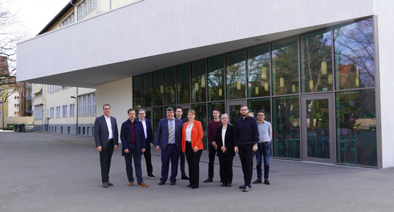 Staatssekretärin Andrea Lindlohr MdL besucht den Mensa-Neubau der Martin-Luther-Schule in Bad Cannstatt. Von links nach rechts: Volker Auch-Schwelk (N!BBW-Dienstleister Sustainable Strategies), Gerd Kinzkofer (Architekturbüro Harris&Kurrle), Eberhard Kühnemann, Schulleiter Markus Dölker, Philipp Forstner (Schulverwaltungsamt Stadt Stuttgart, Leiter Abteilung Schulbetrieb und Schulservice), Staatssekretärin Andrea Lindlohr MdL, Till Albert (Hochbauamt Stadt Stuttgart), Christina Högerl (Büro nps Ulm, N!BBW-Projektdokumentation), Stephan Herrmann (Hochbauamt, Stadt Stuttgart), Talat Tuncay (Hochbauamt, Stadt Stuttgart).