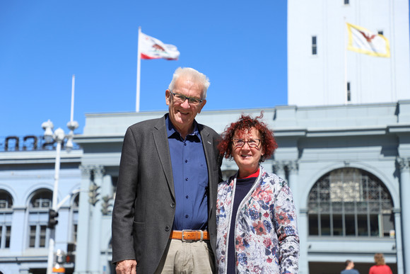 Delegationreise Kretschmann reist nach Kalifornien und Ontario Ministerpräsident Winfried Kretschmann (l.) und seine Frau Gerlinde (r.) stehen vor dem Ferry Building in San Francisco. (Foto: Staatsministerium Baden-Württemberg)