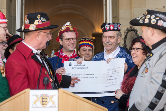 Fastnacht Närrischer Staatsempfang der Landesregierung ie Narren übergeben eine Spende in Höhe von 2222,22 € zu Gunsten des Fördervereins Schwäbischer Dialekt.