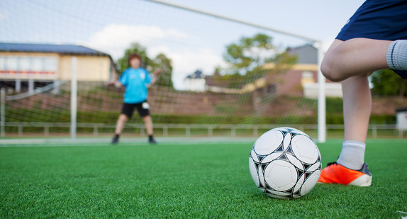 Fußball auf dem Rasenplatz