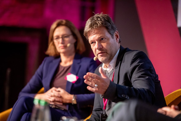Kongress Source – Medienpolitischer Kongress der Landesregierung Panel 1 (Macht & Medien): Bettina Schausten (l.) und Robert Habeck (r.) (Bild: Staatsministerium Baden-Württemberg)