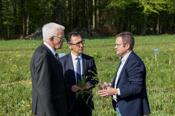 Landwirtschaft Kretschmann und Özdemir besuchen F.R.A.N.Z.-Demobetrieb Hohenlohe Ministerpräsident Winfried Kretschmann (links), Cem Özdemir (Mitte), Bundesminister für Ernährung und Landwirtschaft, und Jürgen Maurer (rechts), F.R.A.N.Z.-Demobetrieb Hohenlohe