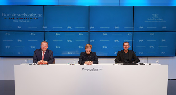 Von links: Prof. Dr. Markus Müller (MLW), Ministerin Nicole Razavi und Rainer Wehaus (MLW) auf der Pressekonferenz der digitalen Bauministerkonferenz
