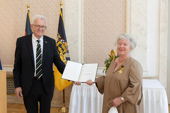 Auszeichnung Verdienstorden des Landes an 26 verdiente Persönlichkeiten Ministerpräsident Winfried Kretschmann (l.) und Ilse Teipelke (r.)