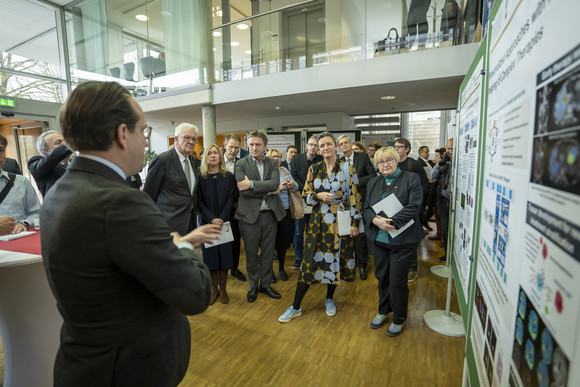 Künstliche Intelligenz Kretschmann trifft Margrethe Vestager v.l.n.r.: Ministerpräsident Winfried Kretschmann, Sozialminister Manne Lucha, Margrethe Vestager und Wissenschaftsministerin Theresia Bauer im Zentrum für Personalisierte Medizin am Universitätsklinikum Tübingen (Bild: Staatsministerium Baden-Württemberg)