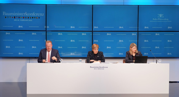 Von links: Prof. Dr. Markus Müller (MLW), Ministerin Nicole Razavi und Carolin Schempp (MLW) auf der Pressekonferenz der digitalen Bauministerkonferenz