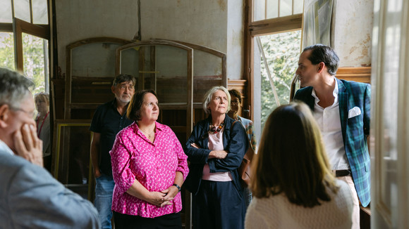 Ministerin Theresa Schopper besucht die Villa Dikte in Baden-Baden.