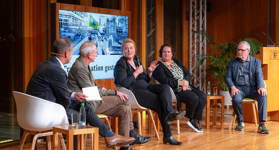 Im Podiumsgespräch diskutierten Ministerin Theresa Schopper, Prof. Elisabeth Endres, TU Braunschweig, Prof. Andreas Kipar, Mailand, und Andreas Hofer, Intendant der IBA’27, darüber, welche Herausforderungen eine Region bewältigen muss, um ihren „Um-Bau“ erfolgreich zu initiieren.
