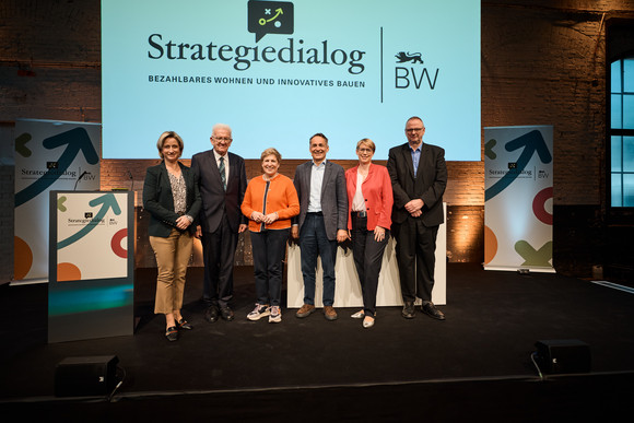 von links nach rechts: Wirtschaftsministerin Dr. Nicole Hoffmeister-Kraut, Ministerpräsident Winfried Kretschmann, Bauministerin Nicole Razavi, Hubert Rhomberg, Geschäftsführer der Rhomberg Holding, Staatssekretärin Andrea Lindlohr und Dr. Olaf Joachim, Staatssekretär im Bundesministerium für Wohnen, Stadtentwicklung und Bauwesen