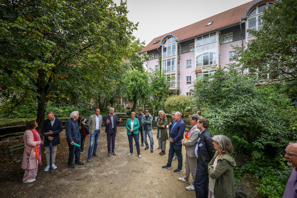Denkmalreise Staatssekretärin Lindlohr besucht Siedlung Schafbrühl in Tübingen Staatssekretärin Andrea Lindlohr besucht die Siedlung Schafbrühl in Tübingen.