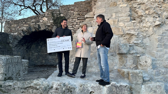 v.l.: Ignazio Ceffalia, Oberbürgermeister der Stadt Geislingen an der Steige, Ministerin Nicole Razavi MdL, Prof. Dr. Claus Wolf, Präsident des Landesamts für Denkmalpflege im Regierungspräsidium Stuttgart (LAD)