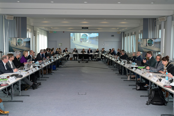 Bauministerkonferenz Fotos der 141. Bauministerkonferenz Am 25. November 2022 hat die Konferenz der für Städtebau-, Bau- und Wohnungswesen zuständigen Ministerinnen und Minister und Senatorinnen und Senatoren der Länder im Deutschen Institut für Bautechnik in Berlin stattgefunden.
